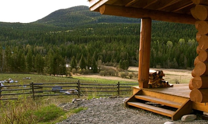 Lumby Apartment | Modern log cabin at private lake