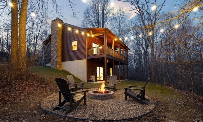 Logan Cabin | Modern Log Cabin, Hot Tub, 5 Mins to Winery/Brewery!