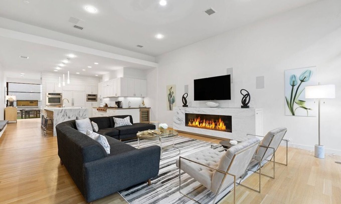 Oak Lawn House | Modern Luxury: 3 Beds of Style & Serenity