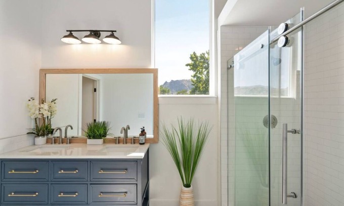 Wenatchee House | Modern Luxury 3 Story Townhome close to everything Wenatchee!