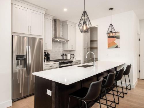 Near East Columbus House | Modern Luxury 4BR 3 5BA Oasis in Historic Old Town East PD
