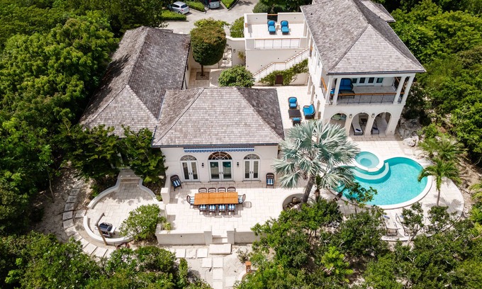 Providenciales Villa | Modern Luxury/Beachfront Villa/Snorkel & Kayak Right off your Beach