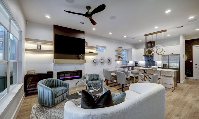 Northside House | Modern Luxury Dream Home 6 minutes from Downtown. SLEEPS 8