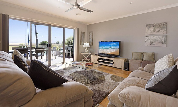 Paynesville House | Modern luxury holiday property on the canals with stunning views