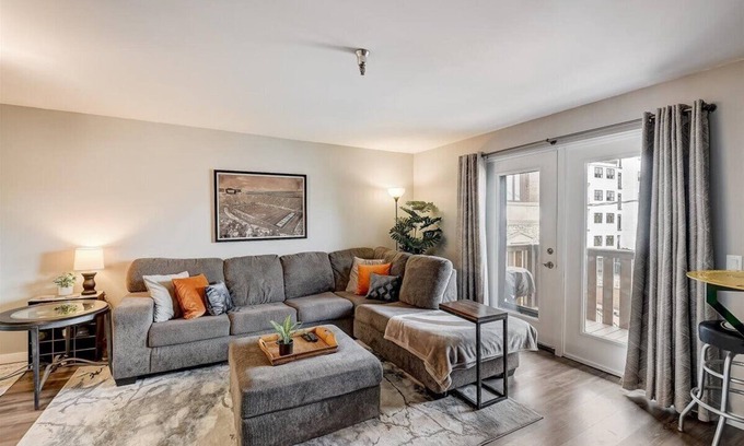 Regent Condo | Modern Madison Condo off University Ave with Private Garage