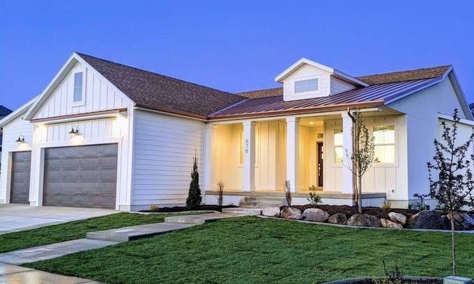 Mapleton Apartment | Modern Mapleton Get-a-way