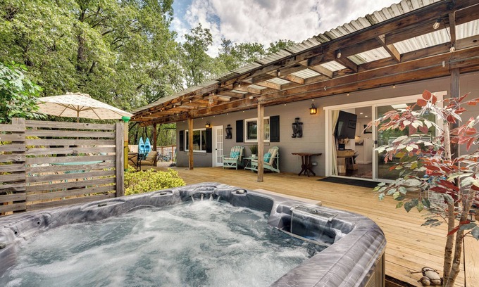 Meadow Vista Cottage | Modern Meadow Vista Vacation Home w/Spacious Deck