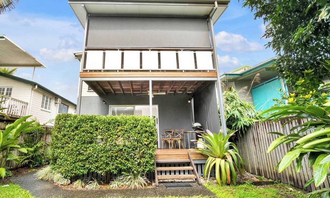 Parramatta Park House | Modern meets Tropical in this Free standing Home