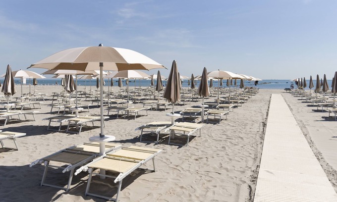 Lido Adriano House | Modern mobile home in Marina 3 campings included, 3 bedrooms, 2 bathrooms, beach