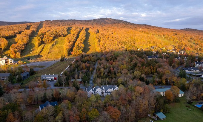 West Dover House | Modern Mount Snow Gnarvana - Balcony, Loft, Pet-Friendly, Walk to Hiking