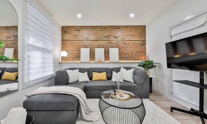 Plateau Mont Royal Apartment | Modern NEW Luxury ❤️ of Montreal, Street Parking