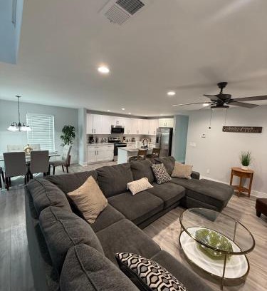 Snellville Villa | Modern new townhouse near Stone Mountain Sleeps 10
