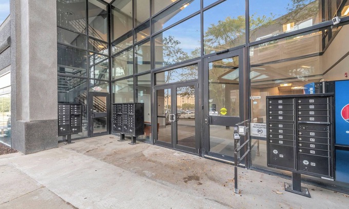 Waldron House | Modern & Nice Place in Kansas Free Parking & WiFi Near Airport Very Convenient