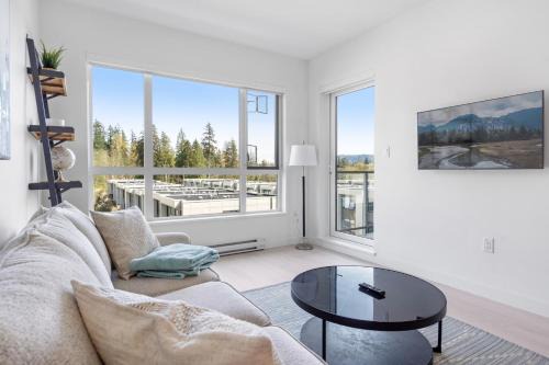 District of North Vancouver Apartment | Modern North Shore Nest with Balcony
