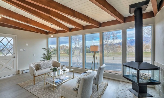 Northeast Heights House | Modern Oasis near Golf Course, 4bd/3a, Dogs