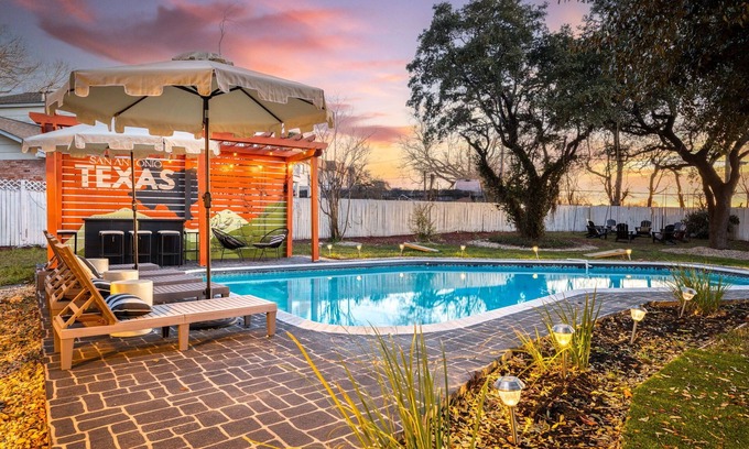 North San Antonio - SAT House | Modern Oasis! Pool, Mini-Golf, Game Room, Theatre!