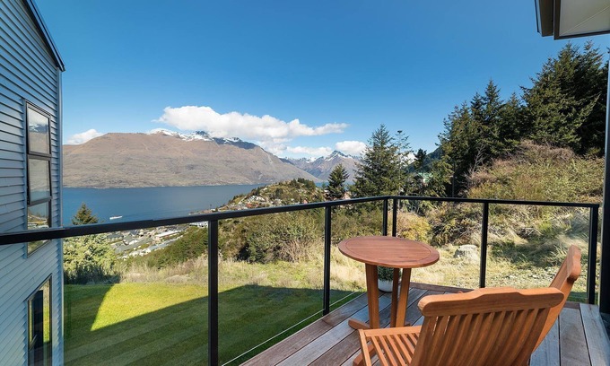 Fernhill House | Modern One Bedroom Apartment with Lake View