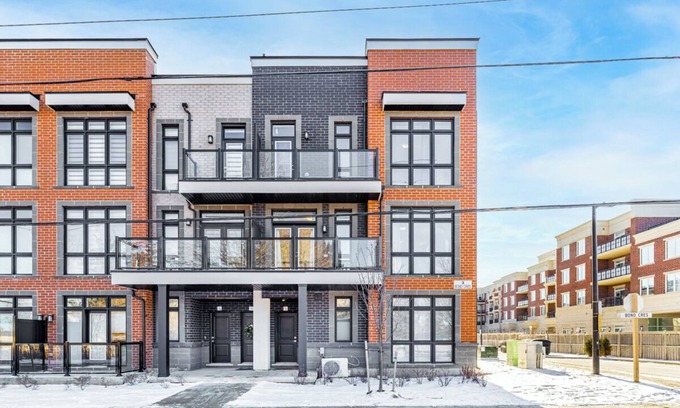 Richmond Hill House | Modern open-concept, 2-bedroom townhouse with plenty of natural light.