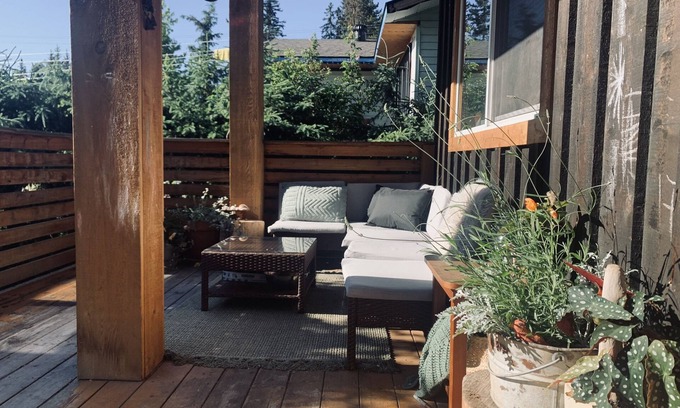 Smithers House | Modern, open- concept house- in town & connected to Riverside Park (3 bedrooms)