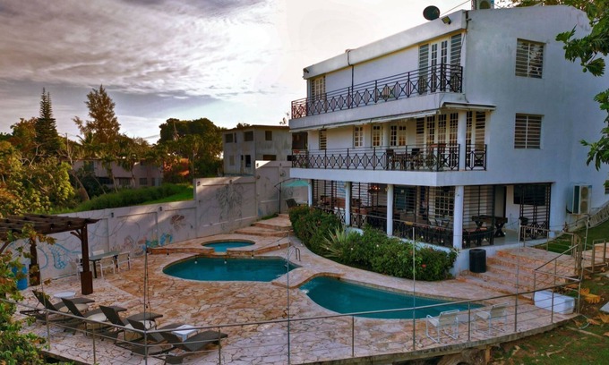 Sabana Llana Sur House | Modern Party Paradise