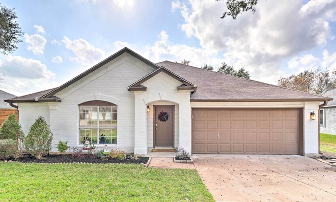 Pflugerville House | Modern Pflugerville Getaway w/Private Pool!