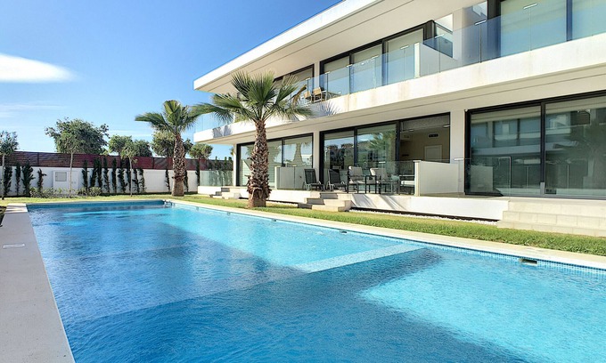 Mar de Cristal Apartment | Modern, pool view, south east facing