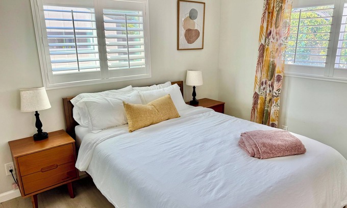 Rolando Village Cottage | Modern Private Guesthouse - Full Kitchen & Laundry