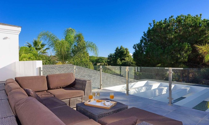 Urbanizacion Pinos Verdes Cabin | Modern property with beautiful view and swimming pool and jacuzzi