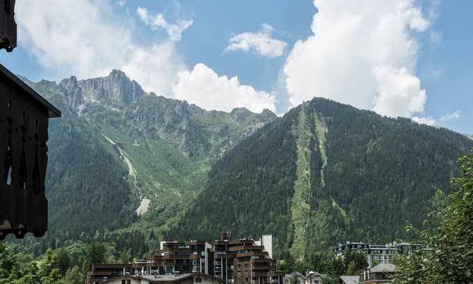 Chamonix City Centre Apartment | Modern refurbished one bedroom apartment in Chamonix Sud.