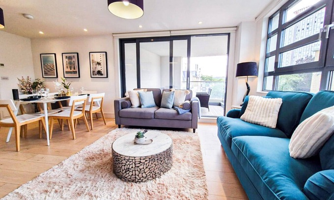 St. Johns Wood Apartment | Modern Regent's Park 3-Bed flat w/Private Balcony & Lift access near Marylebone