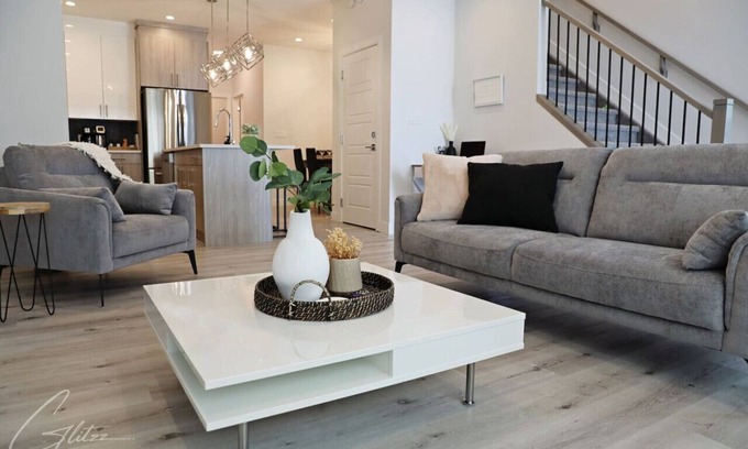 Southwest Edmonton House | Modern Retreat 3 King Beds|Garage|Disney+