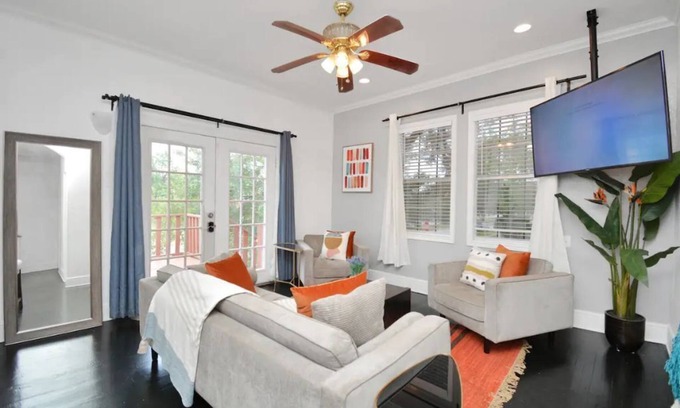MacGregor House | Modern retreat near Downtown Houston, TX, with king beds, pets are welcome.nnnn