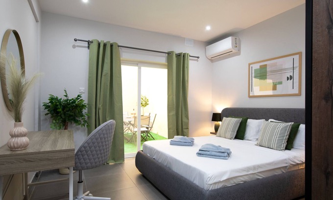 Tower Road Apartment | Modern seafront 3bedrooms with spacious yard JLIN1-1