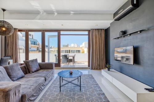Tower Road Apartment | Modern Seaside Penthouse Jacuzzi BBQ Sun Deck