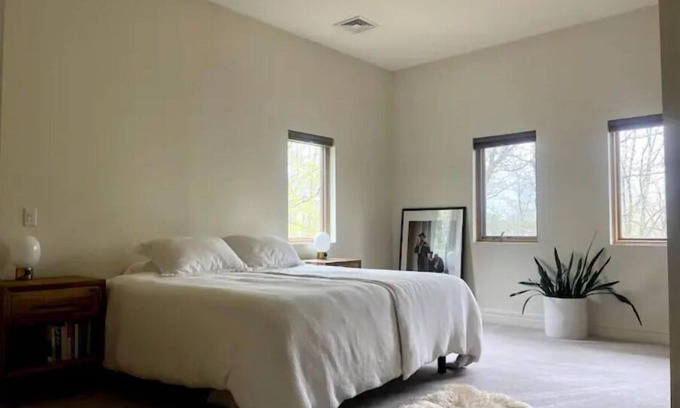 New Paltz House | Modern Secluded Home w/fire place on 20 acres