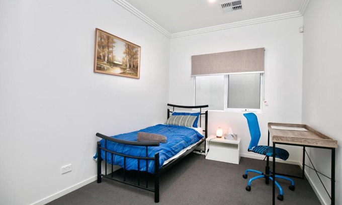 Oaklands Park House | Modern Share house, private room with single bed, 4km to beach