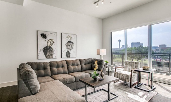 Cedars Apartment | Modern Space /King Bed /Unforgettable Views!
