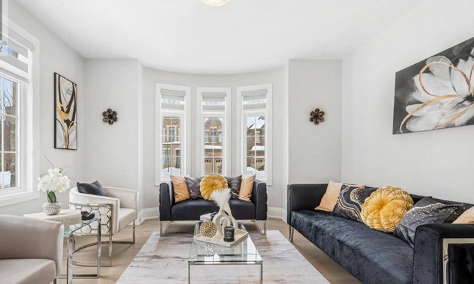 Brampton House | Modern Spacious 4-bedroom house with WiFi, AC in Brampton