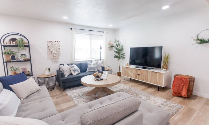 Eugene House | Modern & Spacious 4-bedroom Home 15 min to U of O, 11 min from Airport