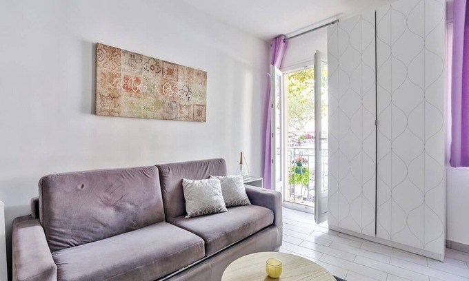 Frejus City Centre Apartment | Modern spacious apartment in heart of Frejus by easyBNB