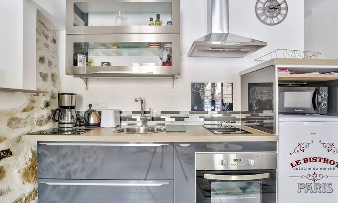 Frejus City Centre Apartment | Modern spacious apartment in heart of Frejus by easyBNB