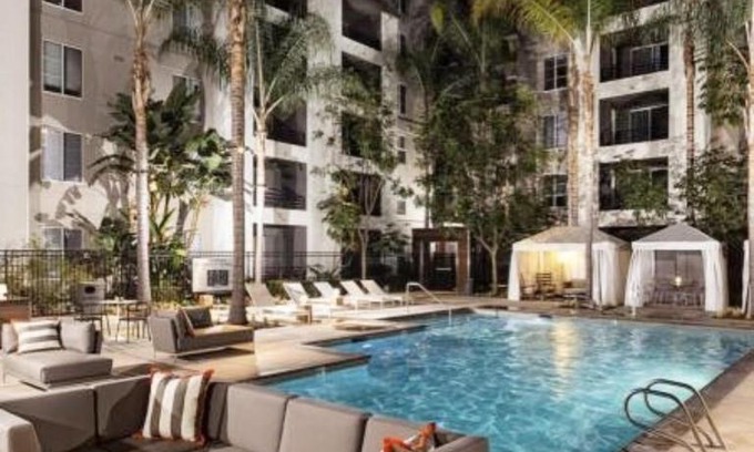 Pico Apartment | Modern Spacious Apt - Santa Monica with Parking and Pool