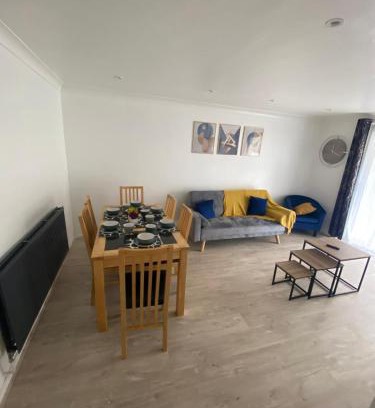 Harlow House | Modern Spacious Home with Garden in Harlow, Suitable for Contractors & Relocators