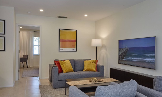 Deerfield Beach Apartment | Modern & Spacious Luxury Apartment – Steps to the Beach