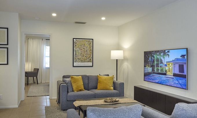 Deerfield Beach Apartment | Modern & Spacious Luxury Apartment – Steps to the Beach