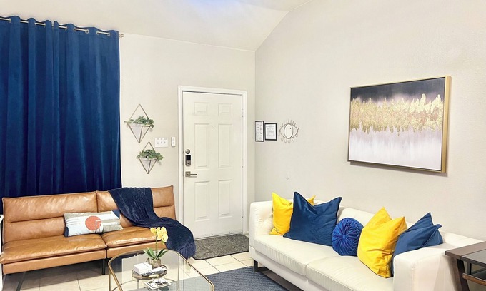 South Arlington House | Modern stay near AT&T stadium & all entertainments.