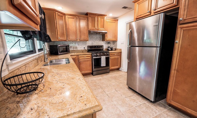Greensboro House | Modern Stay on Green Valley - 2.5 mi to downtown Greensboro