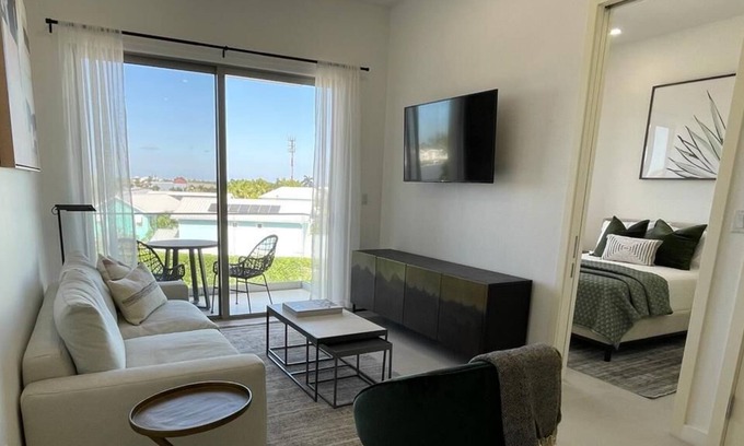 Grand Harbour Apartment | Modern Stylish 1-Bed+Den in Harbour Walk!