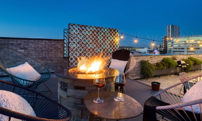 Centro Apartment | Modern & Stylish Apt: Gym+Rooftop with a Fire Pit+Lounge