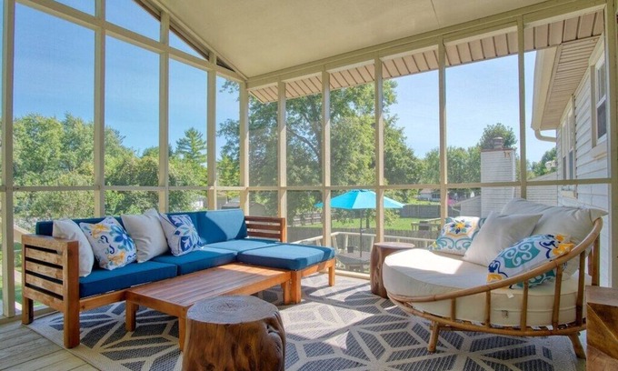 West Newton House | Modern-Sunroom-15min to DwnTwn-Grps-Kids-Firepit